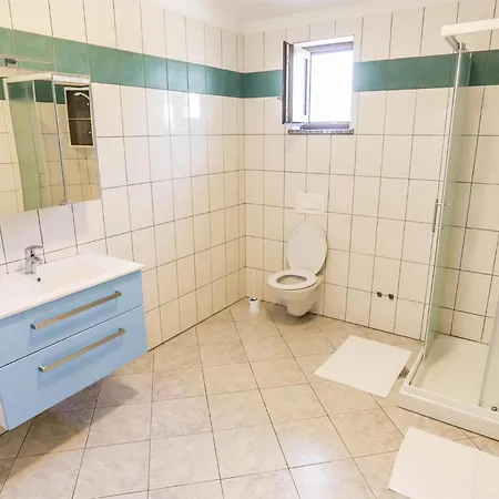 בית נופש 5 Bedroom Amazing In