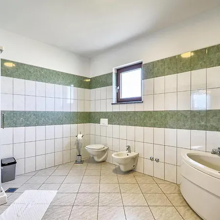 Сasa de vacaciones 5 Bedroom Amazing In Galižana