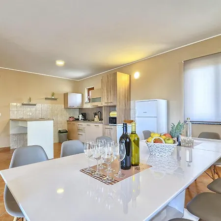 בית נופש 5 Bedroom Amazing In *