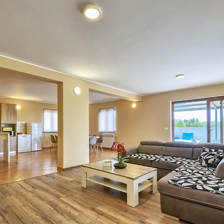 5 Bedroom Amazing In Galižana