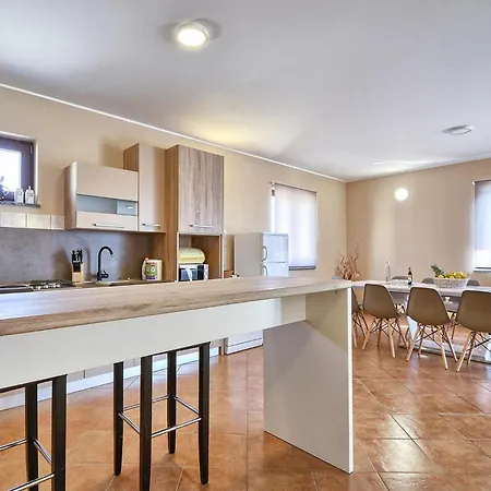 5 Bedroom Amazing In בית נופש *
