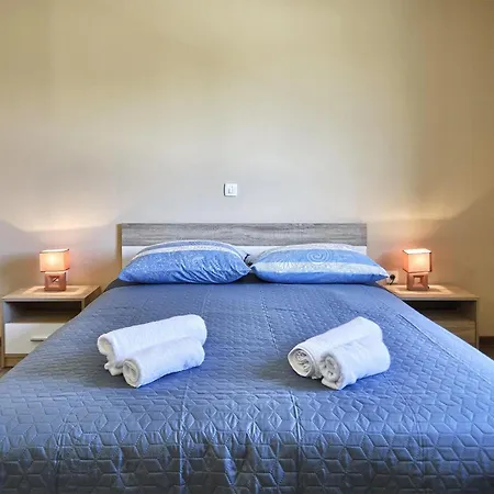 5 Bedroom Amazing In בית נופש Galižana