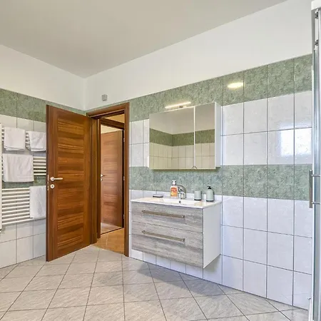 בית נופש 5 Bedroom Amazing In Galižana